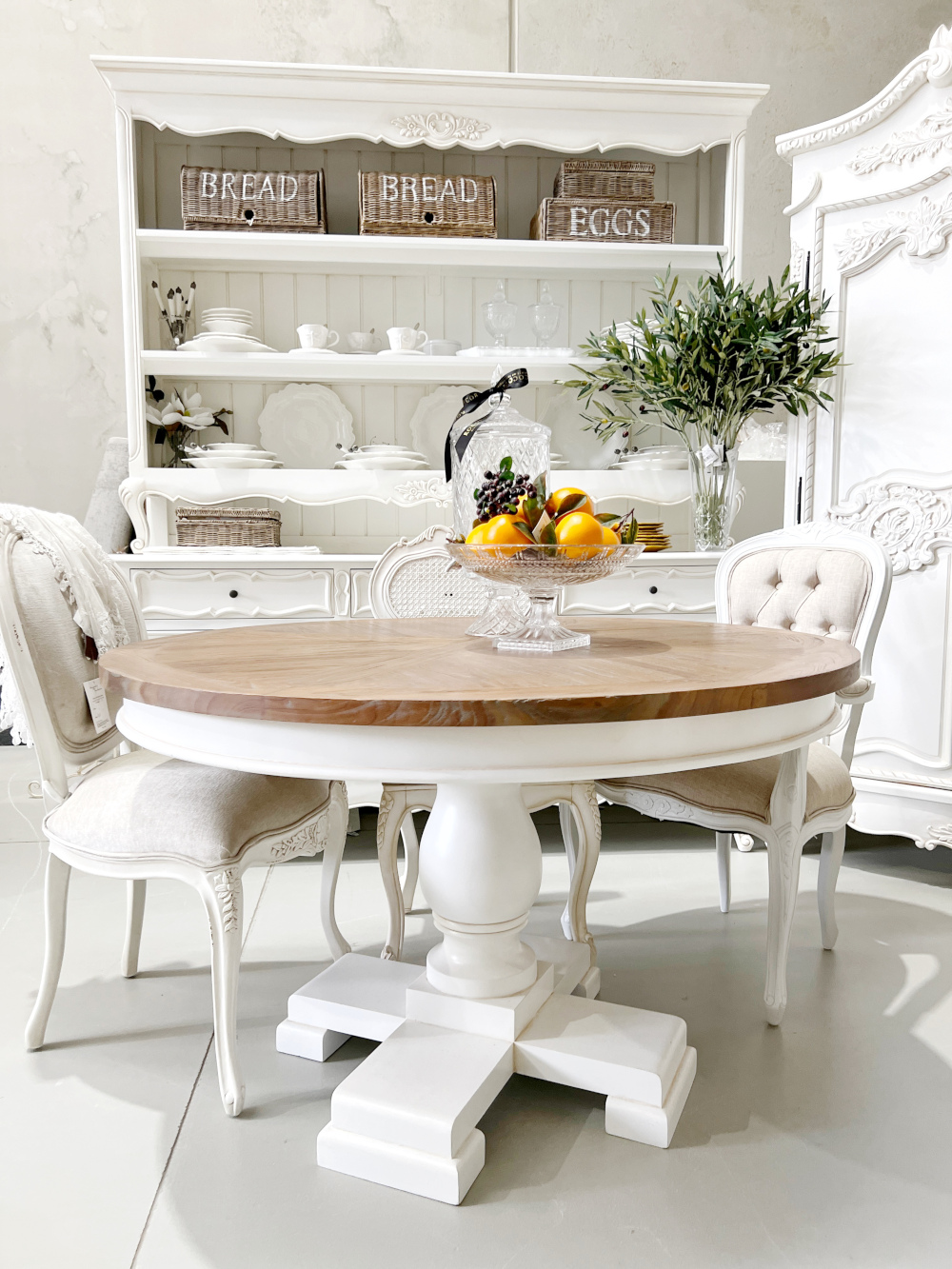 chic round dining table